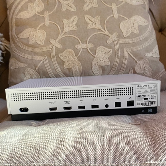 Xbox One S White Console - Picture 3 of 6
